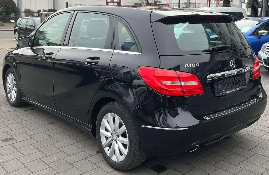 Gebraucht Mercedes B180 122 PS (89 kW) 2012 Kosmosschwarz  metalliclack Kleinwagen