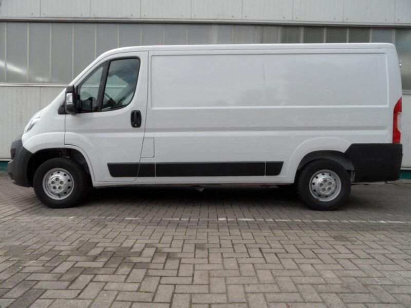 Weiß Gebraucht 2024 Opel Movano Edition Van | 24.080 € (Teuer) - Bild 1/4