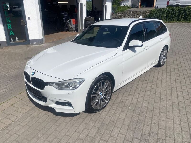 Weiß Gebraucht 2013 BMW 330 Performance Limousine | 15.390 € (Etwas zu teuer) - Bild 1/4