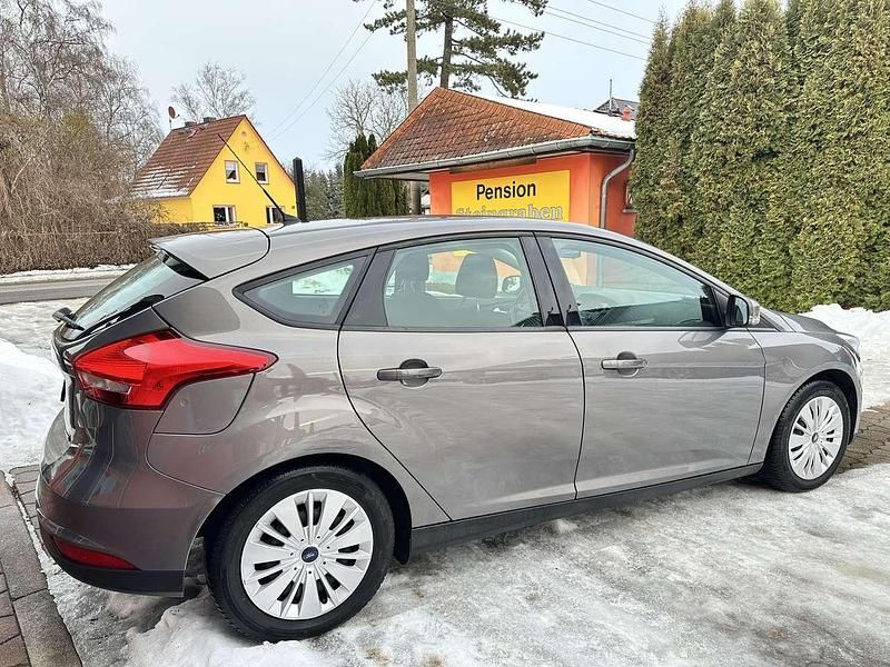 Gebraucht Ford Focus Trend 101 PS (74 kW) 2015 Brisbane braun Limousine