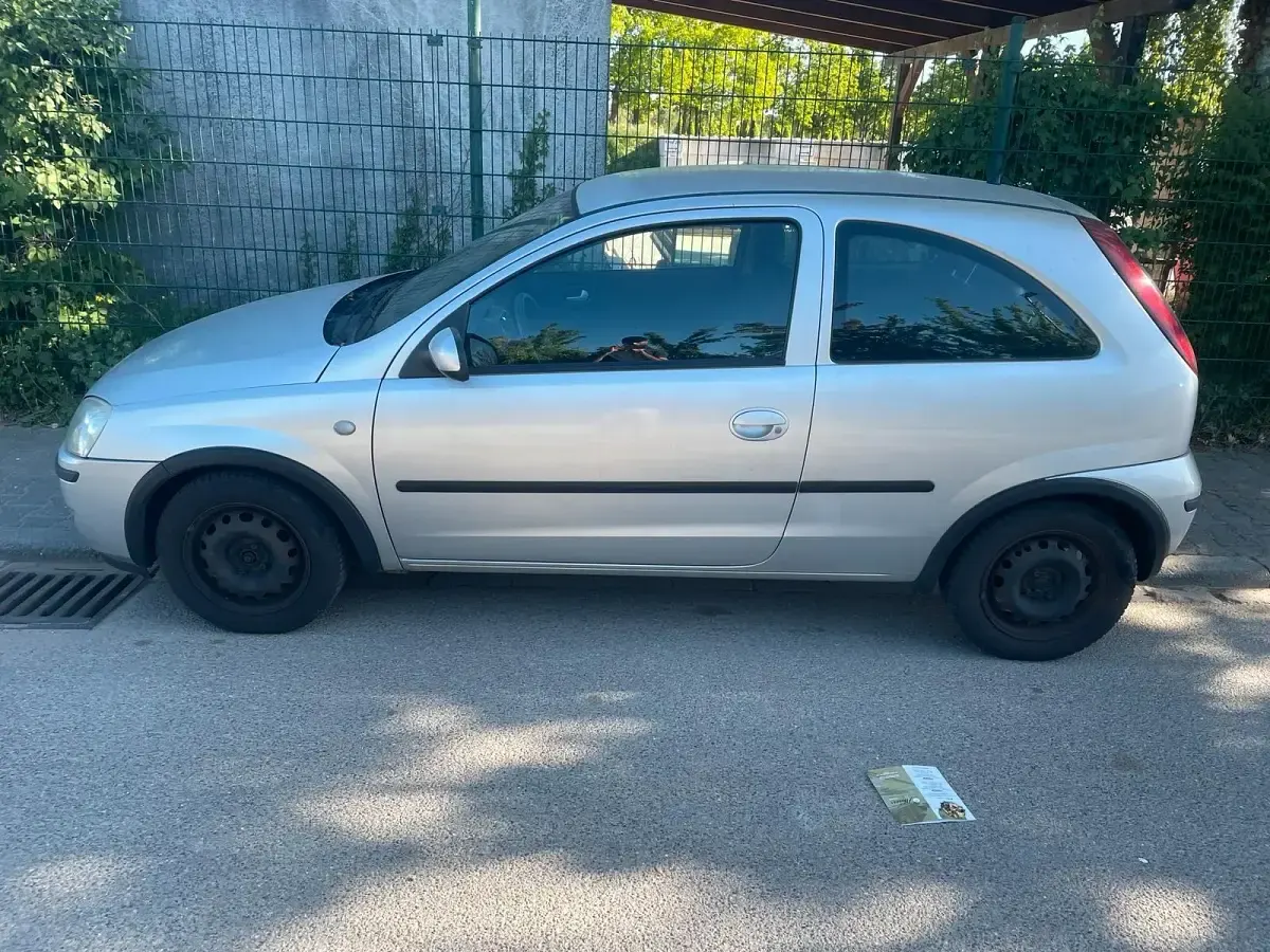 Używany Opel Corsa 70 KM (51 kW) 2004 Srebrny Hatchback