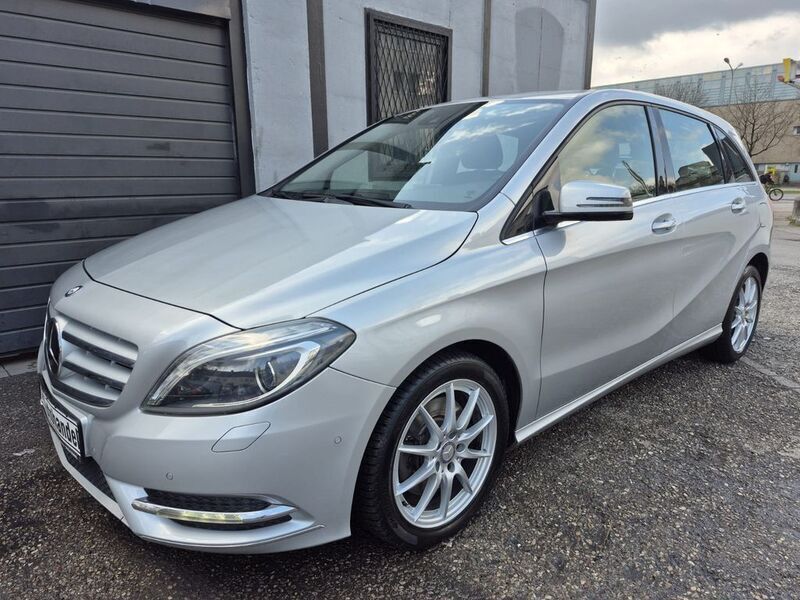 Silber Gebraucht 2013 Mercedes B250 Van / Kleinbus | 13.990 € (Fairer Preis) - Bild 1/4