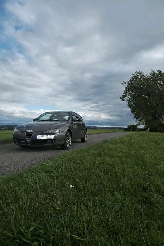 Grau Gebraucht 2007 Alfa Romeo 147 Kleinwagen | 1.799 € (Fairer Preis) - Bild 1/4