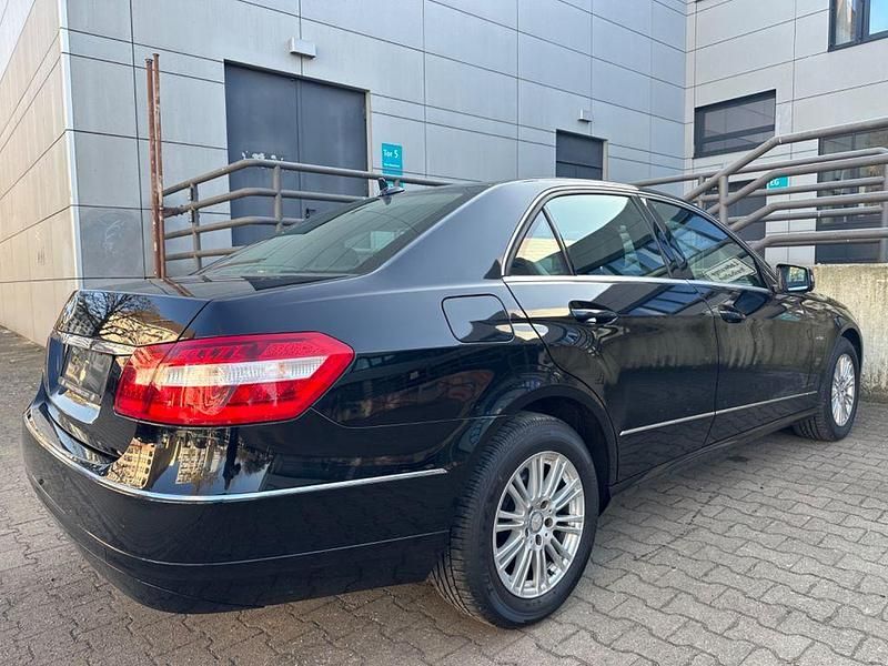 Gebraucht Mercedes E220 Elegance 170 PS (125 kW) 2012 Schwarz Limousine