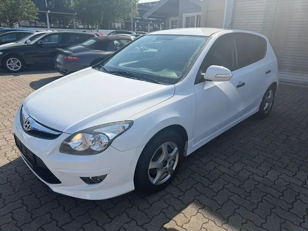 Gebraucht Hyundai i30 Edition 90 PS (66 kW) 2011 Weiß Limousine