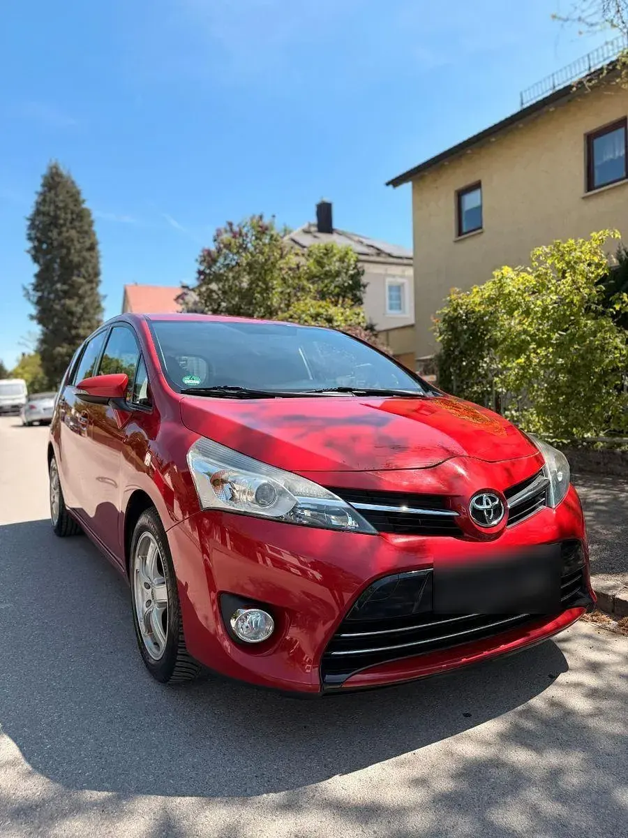 Gebraucht Toyota Verso Executive 177 PS (130 kW) 2014 Rot Van / Kleinbus