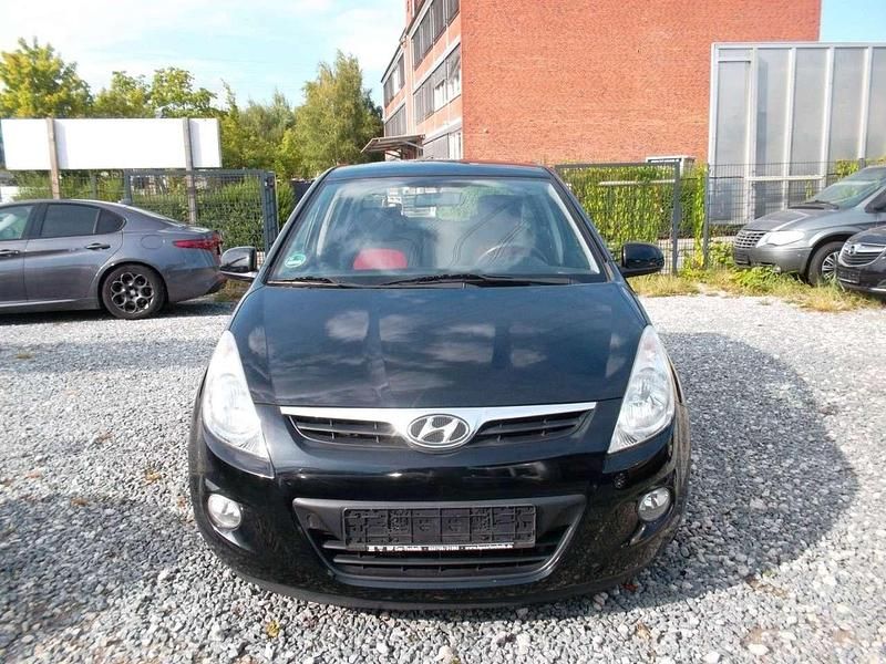 Gebraucht Hyundai i20 Style 101 PS (74 kW) 2011 Schwarz Limousine