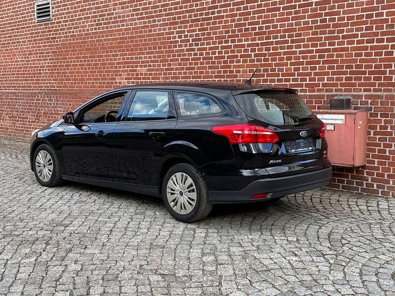 Usata Ford Focus Ambiente 101 CV (74 kW) 2017 Nero Berlina
