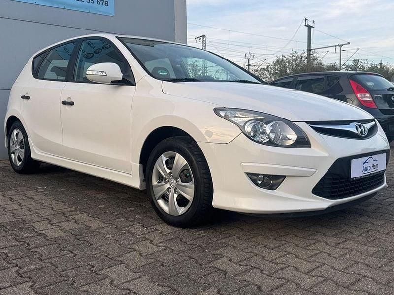Gebraucht Hyundai i30 Classic 90 PS (66 kW) 2012 Weiß Limousine
