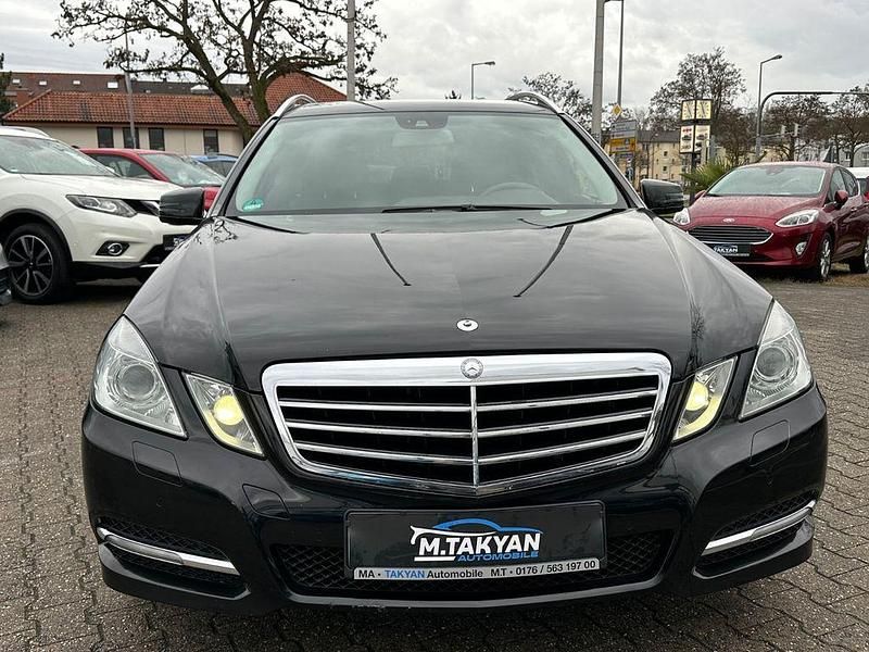 Gebraucht Mercedes E200 184 PS (135 kW) 2011 Schwarz Kombi