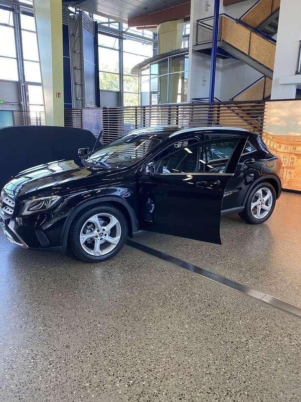 Gebraucht Mercedes GLA180 122 PS (89 kW) 2019 Schwarz SUV