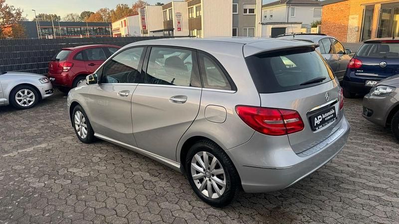 Gebraucht Mercedes B200 156 PS (114 kW) 2014 Silber Van / Kleinbus