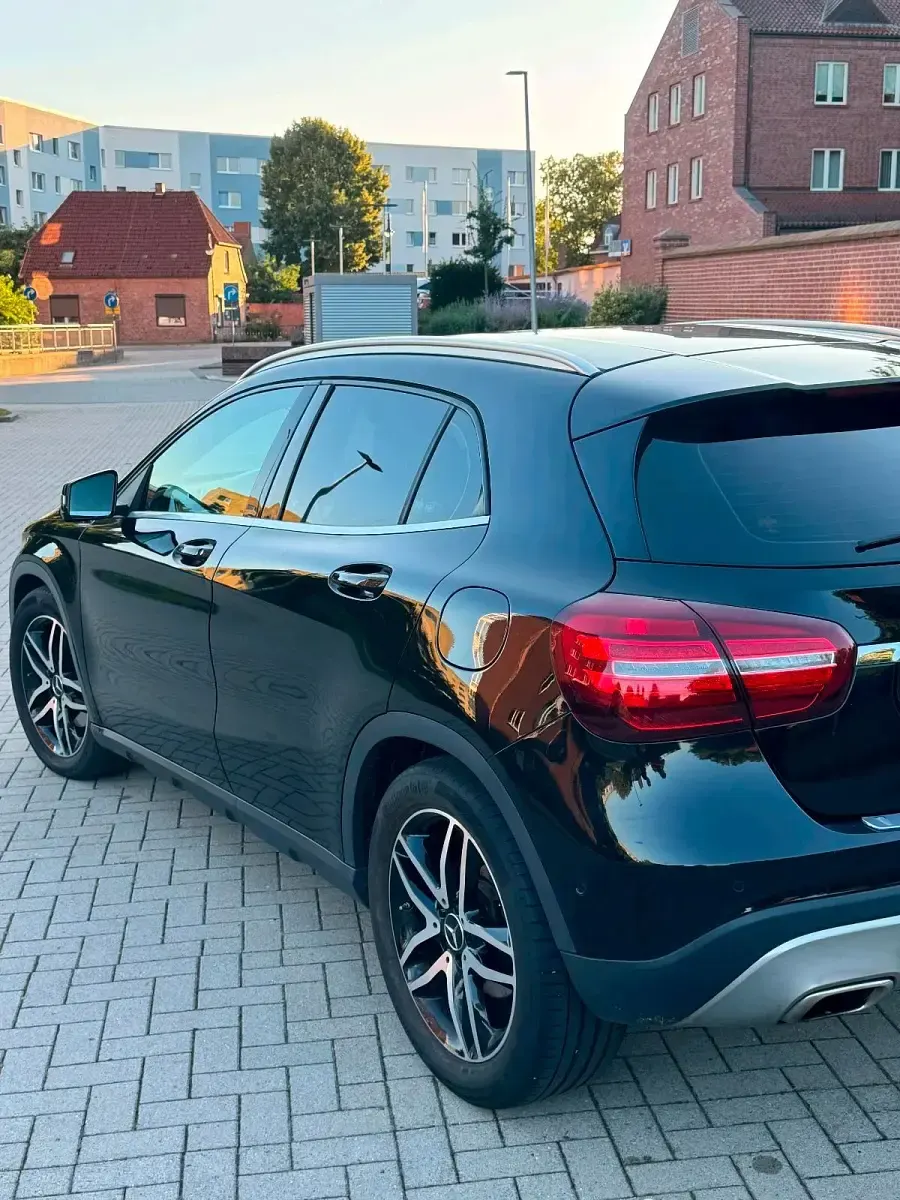 Gebraucht Mercedes GLA250 211 PS (155 kW) 2017 Schwarz SUV