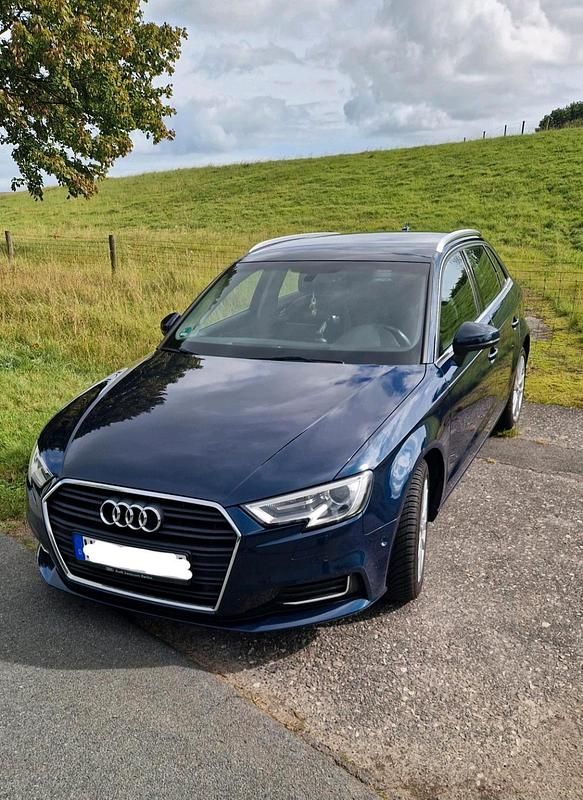 Blau Gebraucht 2018 Audi A3 Limousine | 18.000 € (Etwas zu teuer) - Bild 1/4