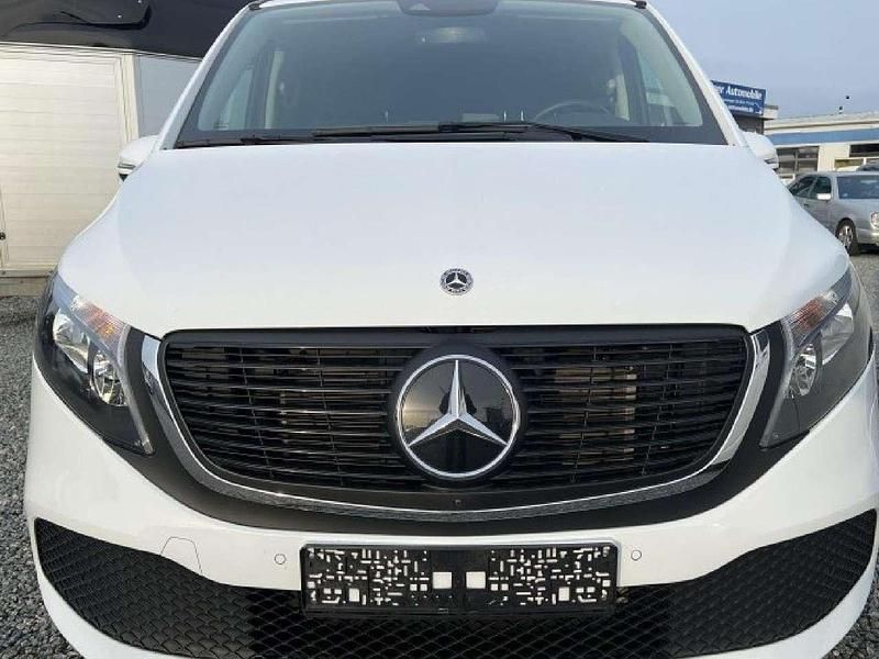Weiß Gebraucht 2022 Mercedes EQV300 Kombi | 37.000 € - Bild 1/4