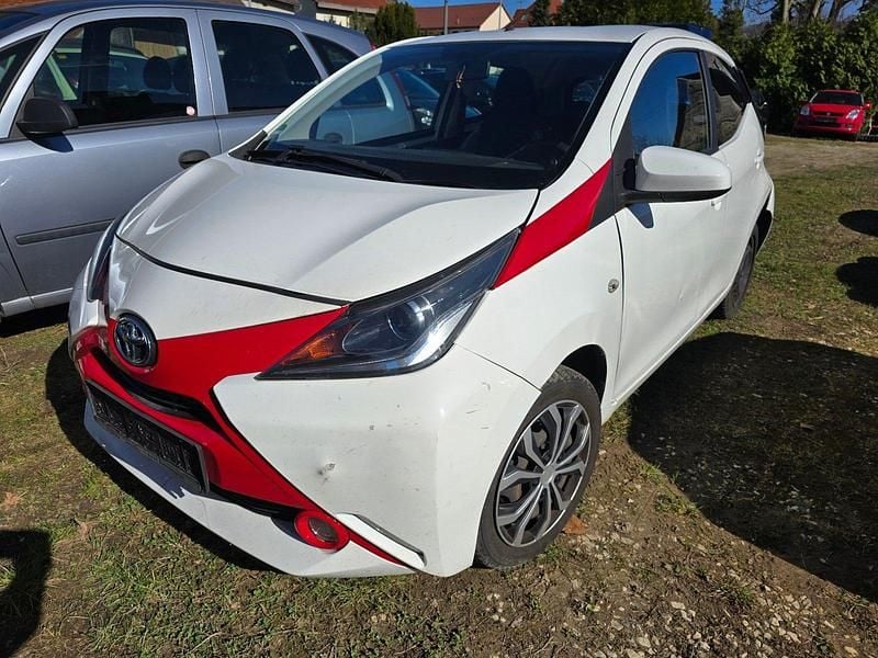 Solid white Gebraucht 2015 Toyota Aygo X-play Kleinwagen | 3.890 € (Superpreis) - Bild 1/4