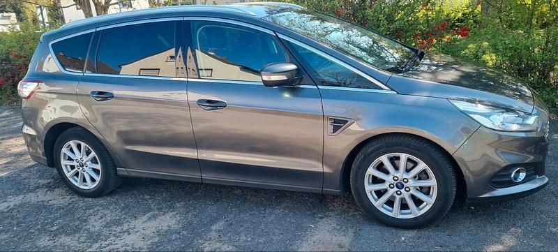 Grau Gebraucht 2017 Ford S-MAX S Van / Kleinbus | 16.500 € (Fairer Preis) - Bild 1/4
