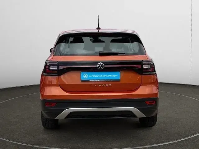 Gebraucht VW T-Cross Basis 95 PS (69 kW) 2023 Energetic orange metallic SUV