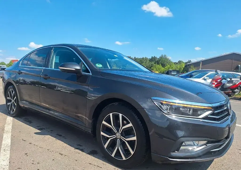 Gebraucht VW Passat Style 120 PS (88 kW) 2019 Grau Limousine