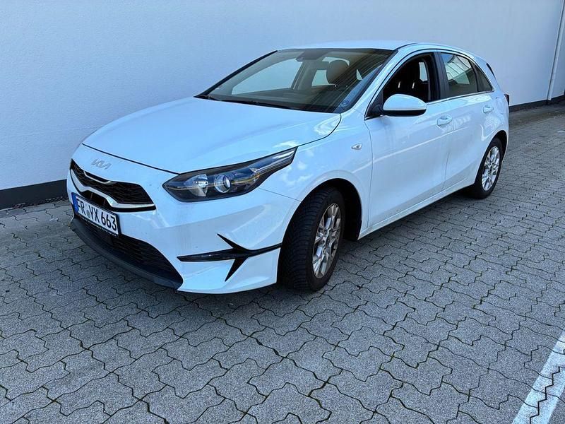 Weiß Gebraucht 2024 Kia Ceed Vision Kleinwagen | 16.850 € (Guter Preis) - Bild 1/4
