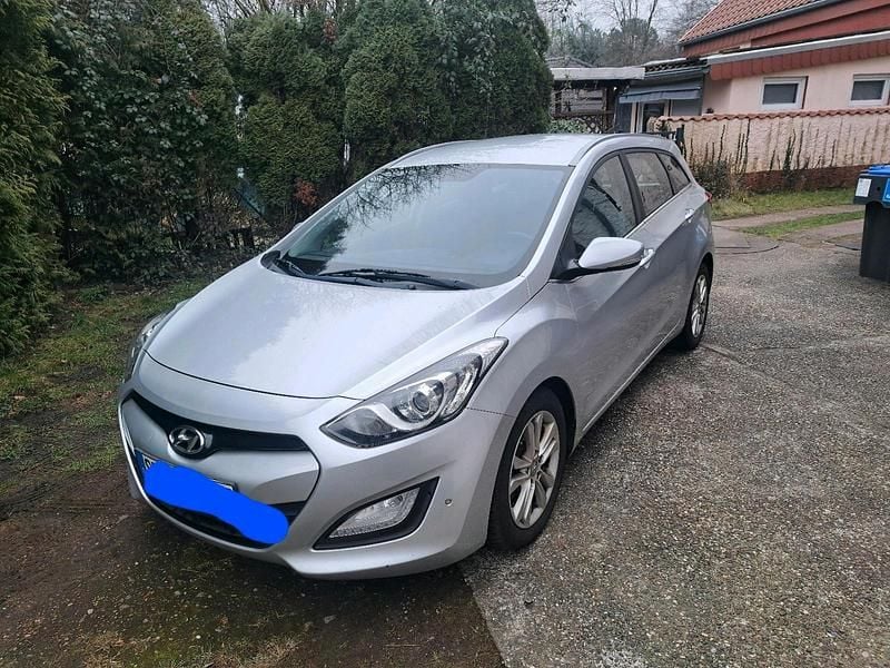 Silber Gebraucht 2015 Hyundai i30 Kombi | 6.500 € (Fairer Preis) - Bild 1/4