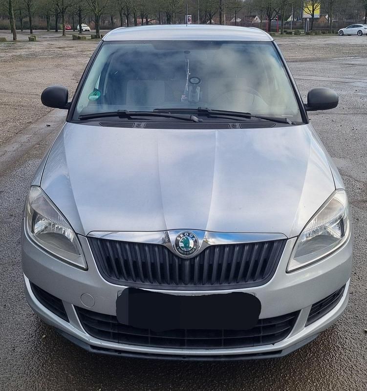 Grau Gebraucht 2012 Skoda Fabia Limousine | 3.200 € (Guter Preis) - Bild 1/4