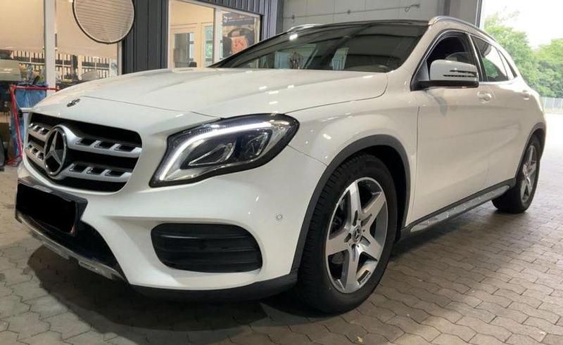 Weiß Gebraucht 2020 Mercedes GLA200 AMG line SUV | 27.990 € (Fairer Preis) - Bild 1/4