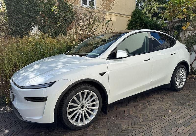 Weiß Gebraucht 2025 Tesla Model Y Long Range AWD SUV | 51.500 € - Bild 1/3