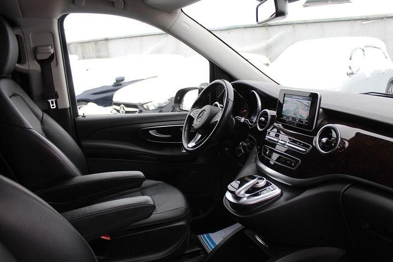 Gebraucht Mercedes V220 Avantgarde 163 PS (119 kW) 2017 Obsidianschwarz metallic Van / Kleinbus