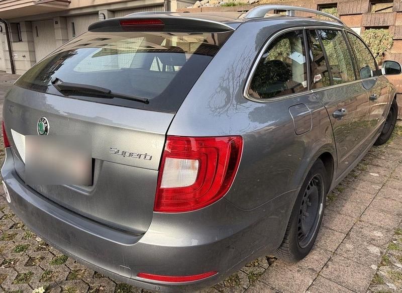 Gebraucht Skoda Superb GreenLine 105 PS (77 kW) 2011 Grau Kombi