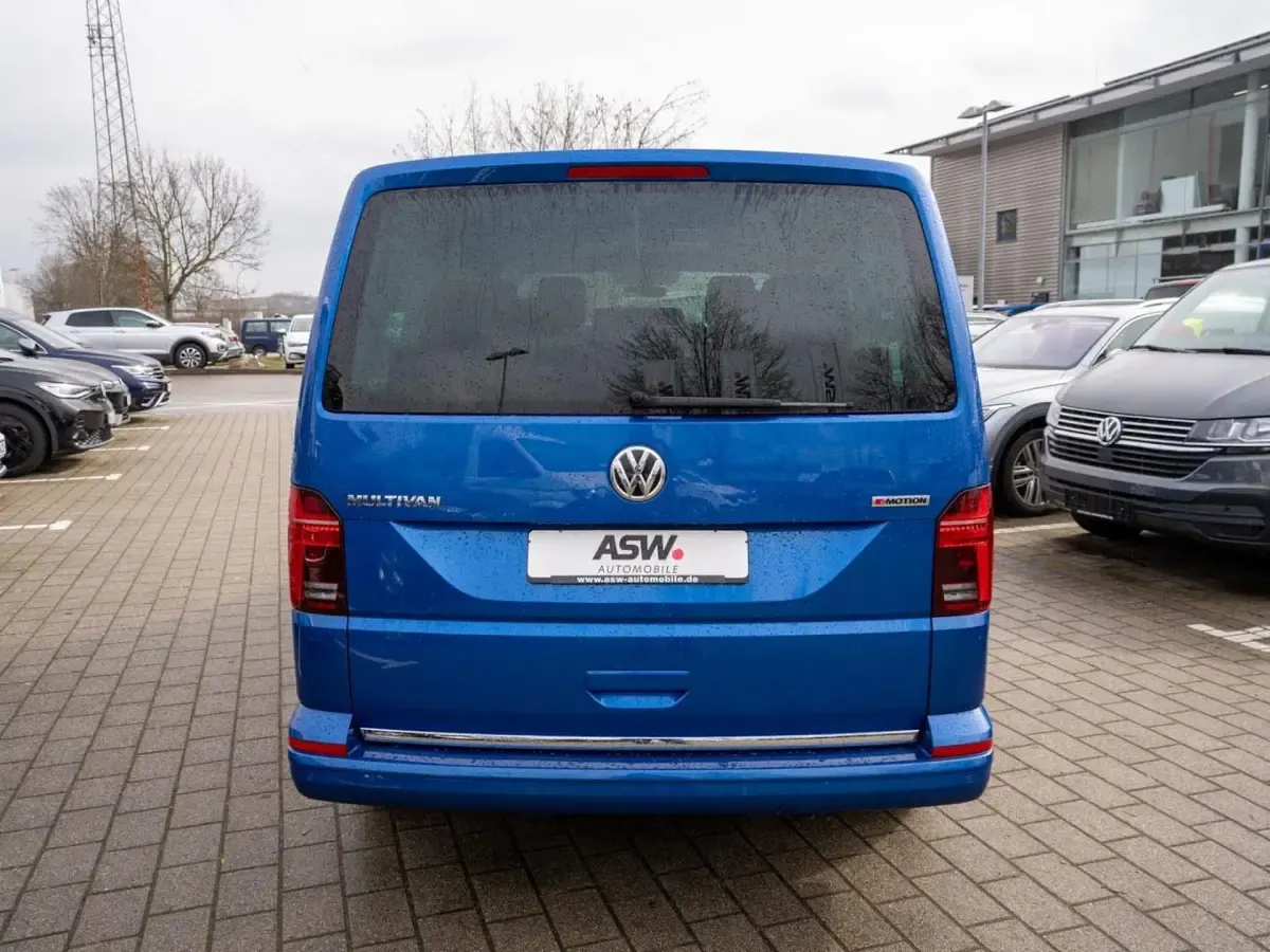 Gebraucht VW Multivan Highline 204 PS (150 kW) 2022 Ravennablau metallic Van / Kleinbus