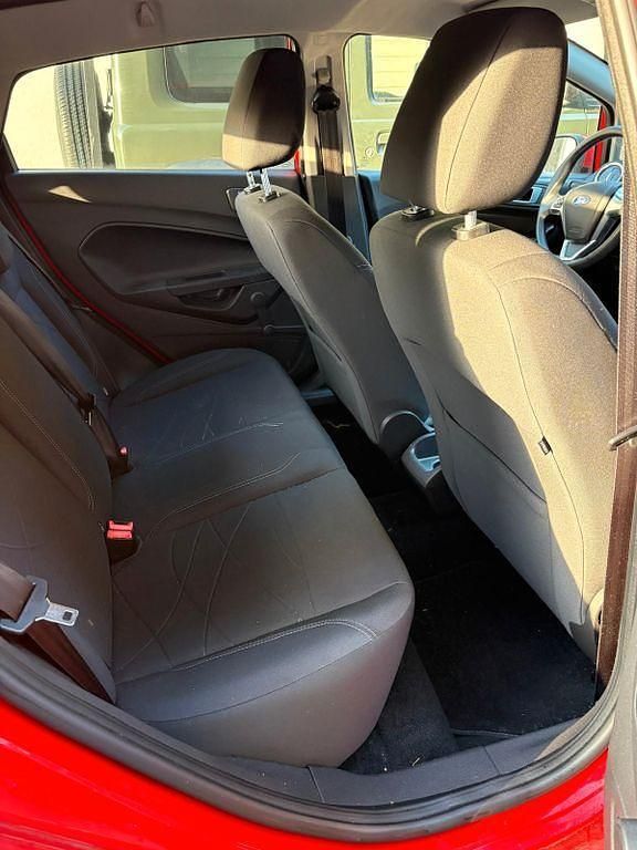 Gebraucht Ford Fiesta Trend 80 PS (58 kW) 2014 Rot Kleinwagen