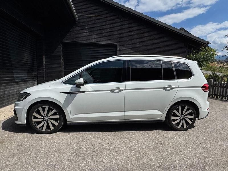 Weiß Gebraucht 2017 VW Touran Highline Van / Kleinbus | 18.999 € (Etwas zu teuer) - Bild 1/4