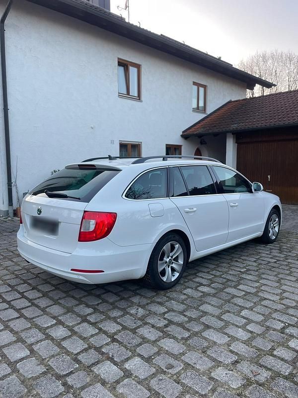 Gebraucht Skoda Superb Elegance 140 PS (102 kW) 2012 Weiß Kombi