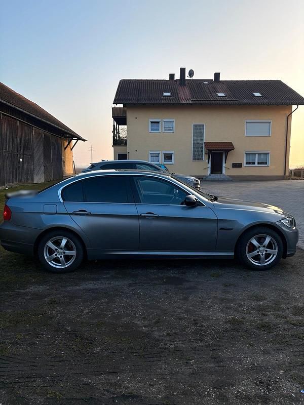 Gebraucht BMW 318 143 PS (105 kW) 2011 Silber Limousine