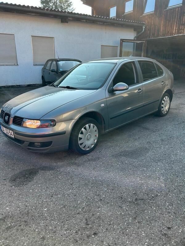 Grau Gebraucht 2003 Seat Leon Limousine | 2.450 € (Etwas zu teuer) - Bild 1/4