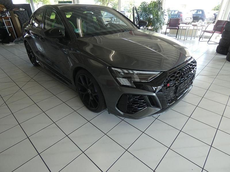 Grau Gebraucht 2023 Audi RS3 Sport Kleinwagen | 63.800 € (Etwas zu teuer) - Bild 1/4