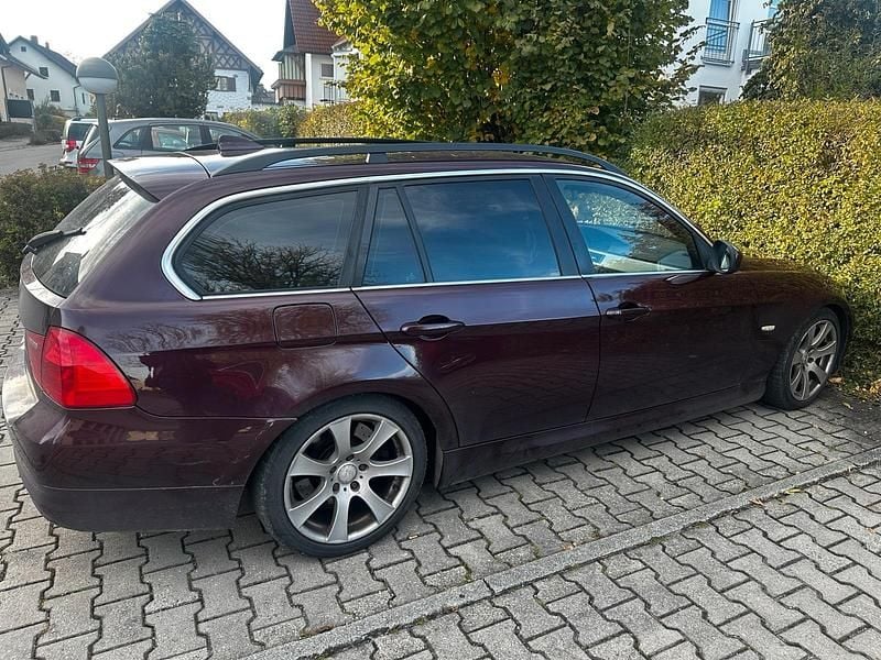 Rot Gebraucht 2009 BMW 325 Kombi | 3.000 € (Fairer Preis) - Bild 1/4