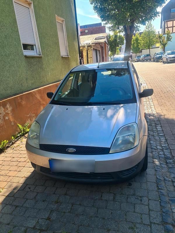 Grau Gebraucht 2002 Ford Fiesta Kleinwagen | 1.000 € (Fairer Preis) - Bild 1/4