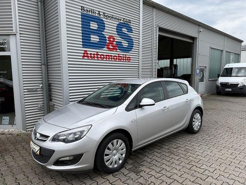 Silber Gebraucht 2015 Opel Astra Selection Limousine | 9.990 € (Fairer Preis) - Bild 1/4