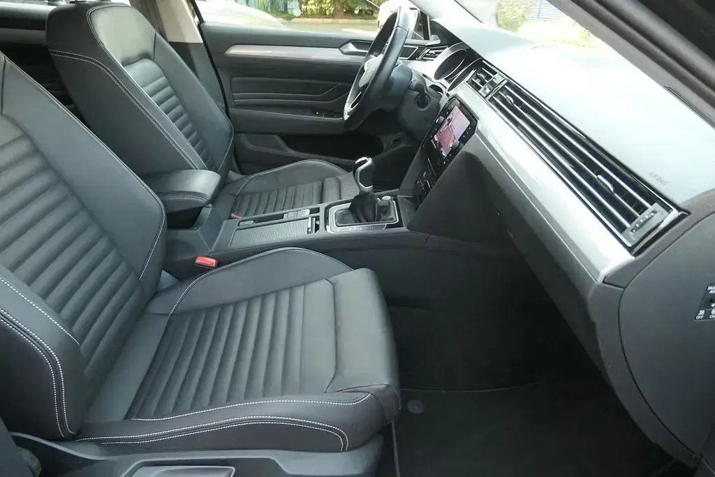 Gebraucht VW Passat Sport 150 PS (110 kW) 2022 Schwarz Kombi