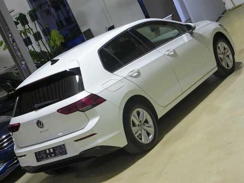 Gebraucht VW Golf VIII Life 150 PS (110 kW) 2023 Oryxweiß perlmutteffekt (metallic) Limousine