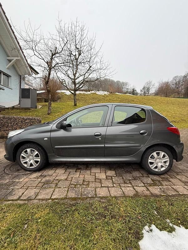 Gebraucht Peugeot 206 73 PS (53 kW) 2011 Grau Limousine