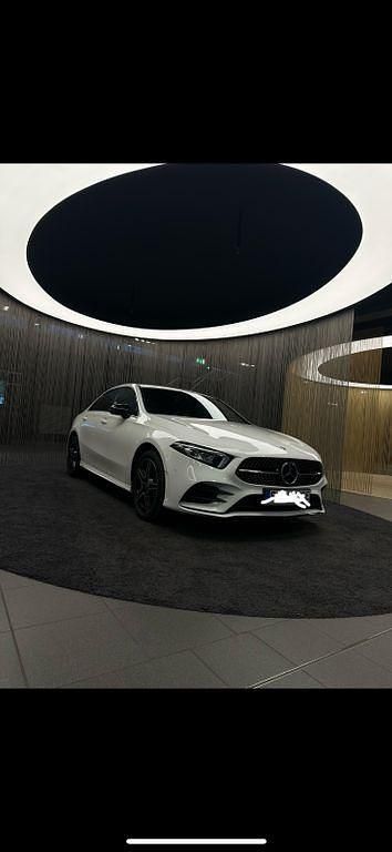 Schwarz Gebraucht 2022 Mercedes A250 AMG line Limousine | 28.500 € (Fairer Preis) - Bild 1/4
