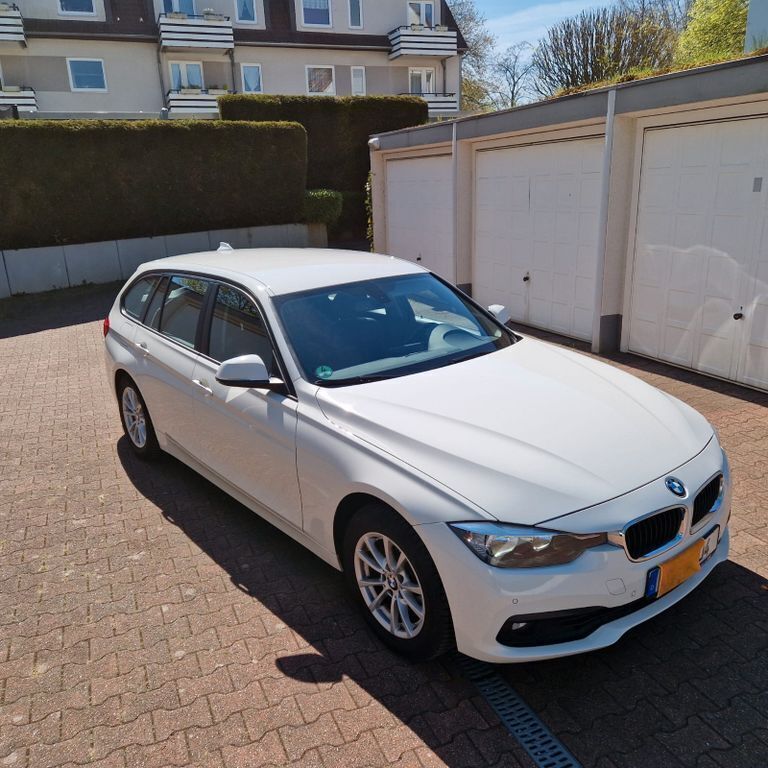 Weiß Gebraucht 2017 BMW 320 M Sport Kombi | 18.499 € (Superpreis) - Bild 1/4