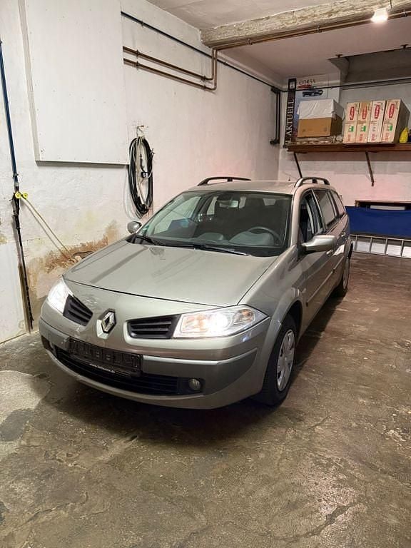 Grau Gebraucht 2007 Renault Mégane II Avantage Limousine | 1.800 € (Fairer Preis) - Bild 1/4