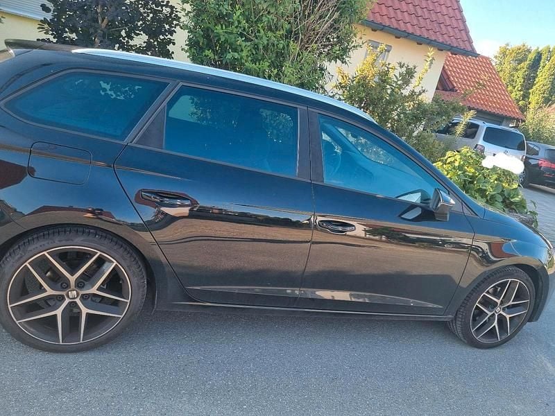 Schwarz Gebraucht 2018 Seat Leon FR Kombi | 10.800 € - Bild 1/4