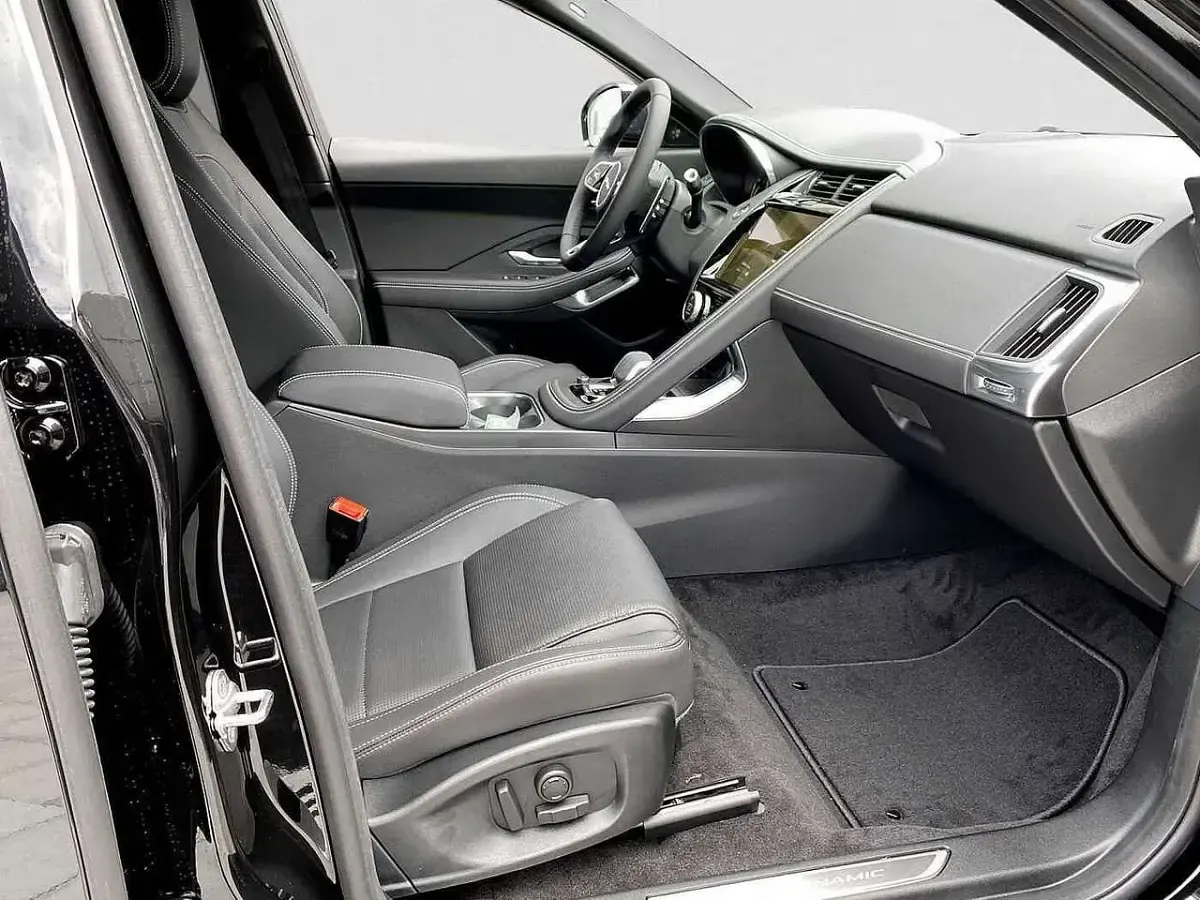 Gebraucht Jaguar E-Pace R-Dynamic 163 PS (119 kW) 2023 Santorini black SUV