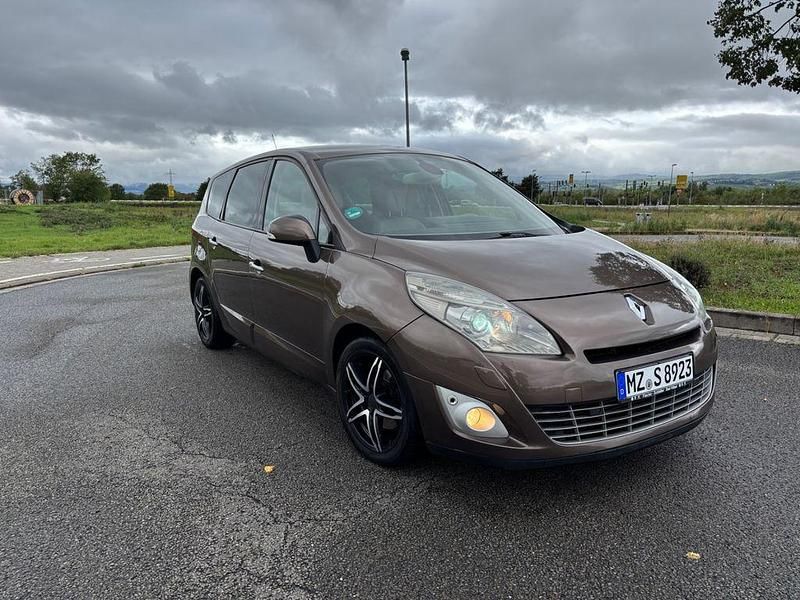Braun Gebraucht 2010 Renault Grand Scénic III Luxe Van / Kleinbus | 2.900 € (Fairer Preis) - Bild 1/4