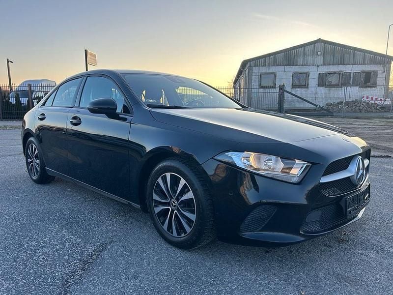 Gebraucht Mercedes A180 116 PS (85 kW) 2020 Schwarz Limousine